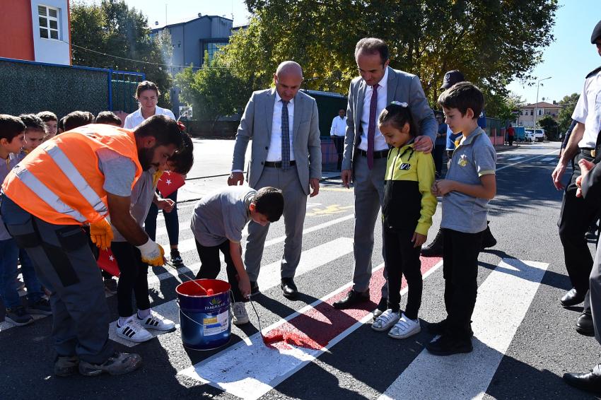 ALTINOVA’DA YAYA GEÇİTLERİ KIRMIZIYA BOYANDI