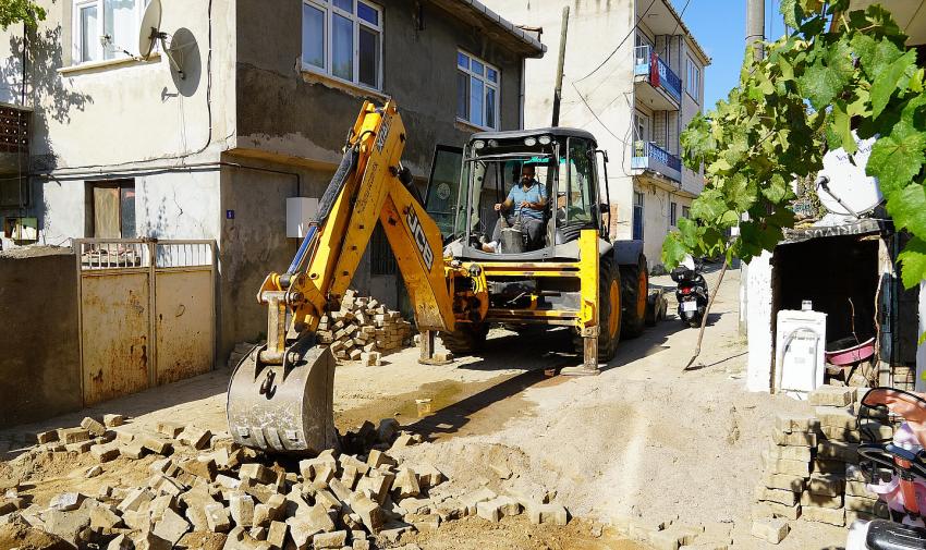 ARMUTLU BELEDİYESİ'NDEN KIŞ ÖNCESİ YOL BAKIM ATAĞI