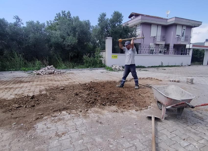 ARMUTLU’DA BOZULAN YOLLAR ONARILIYOR