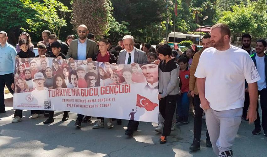 BAŞKAN ACAR GENÇLİK YÜRÜYÜŞÜNE KATILDI