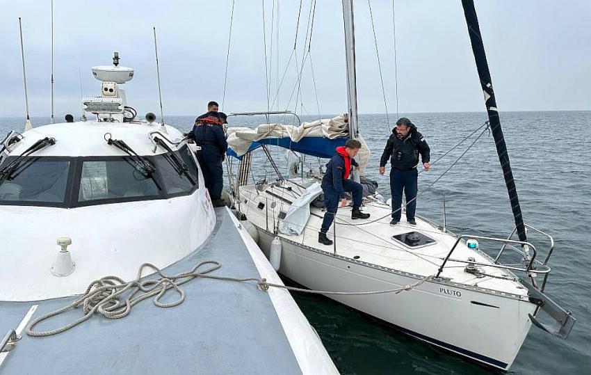 ÇINARCIK AÇIKLARINDA MOTORU ARIZALANAN TEKNE KURTARILDI