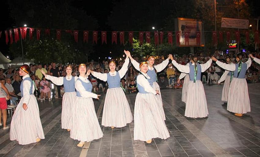 ÇINARCIK’TA ULUSLARARASI HALK OYUNLARI FESTİVALİ BAŞLADI