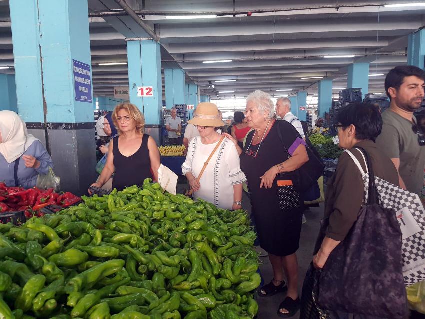 CHP KADIN KOLLARI’NDAN PAZAR ZİYARETİ