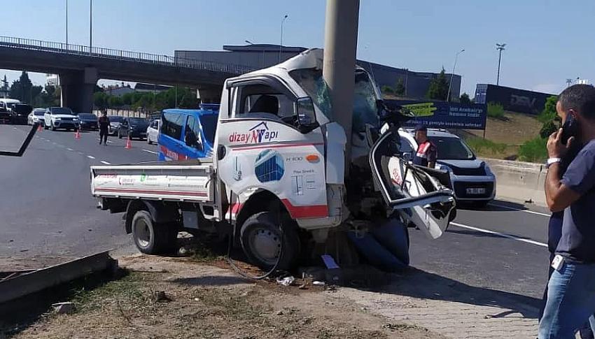 DIREĞE ÇARPAN ARACIN SÜRÜCÜSÜ YARALANDI