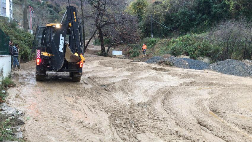 ESENKÖY’DE CADDE VE SOKAKLAR ÇAMURLA KAPLANDI