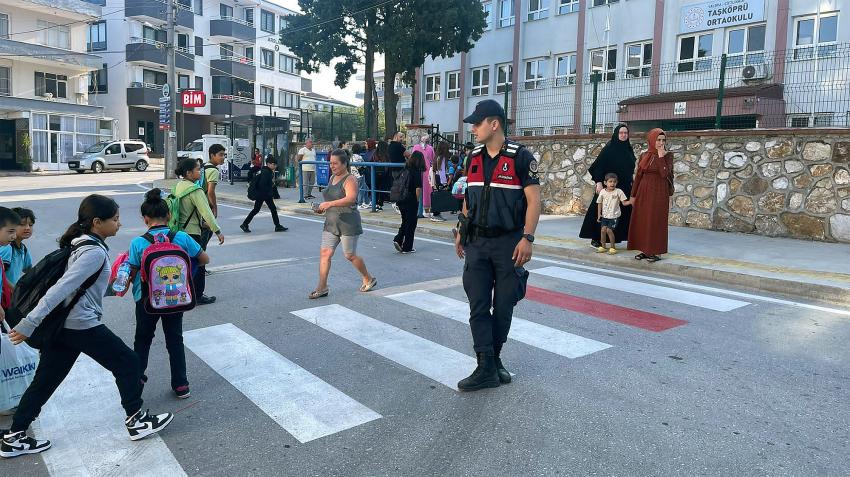 JANDARMA OKULLARIN ÇEVRESİNDE KUŞ UÇURTMUYOR