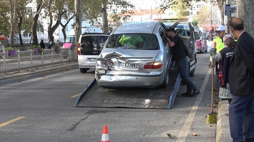 KAMYONET ÖNCE DURAN OTOMOBİLE, ARDINDAN DEMİR PARMAKLIKLARA ÇARPTI