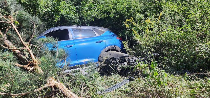 KARŞI ŞERİTTEN GELEN 2 ARACA ÇARPAN MOTOSİKLET SÜRÜCÜSÜ YARALANDI