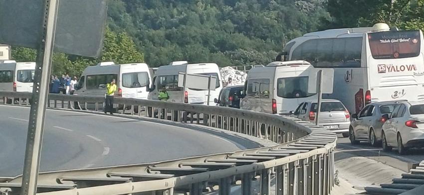 KAZA SEBEBİYLE YOL KAPANDI, SINAVA ADAYLAR YÜRÜYEREK GİTTİ