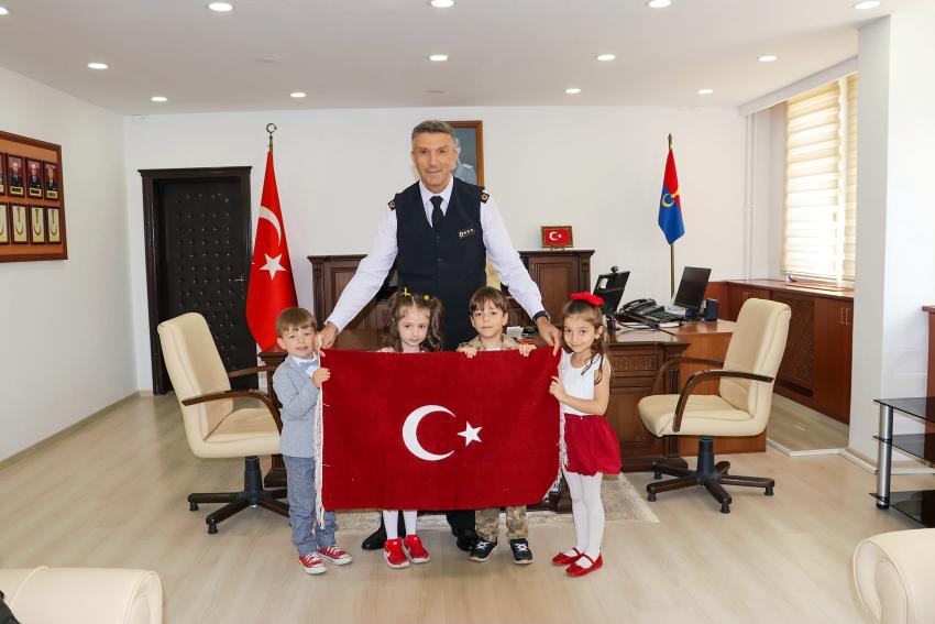 MİNİKLERDEN ALBAY BİNİCİ’YE TÜRK BAYRAĞI HEDİYESİ