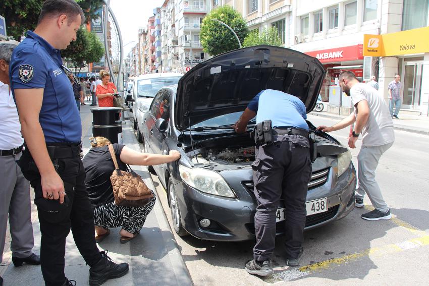 MOTORA SIKIŞAN KEDİYİ POLİSLER KURTARDI