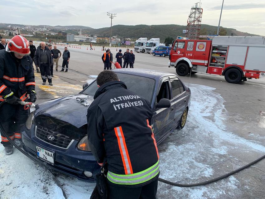 TOPÇULAR İSKELESİ'NDE OTOMOBİL YANGINI