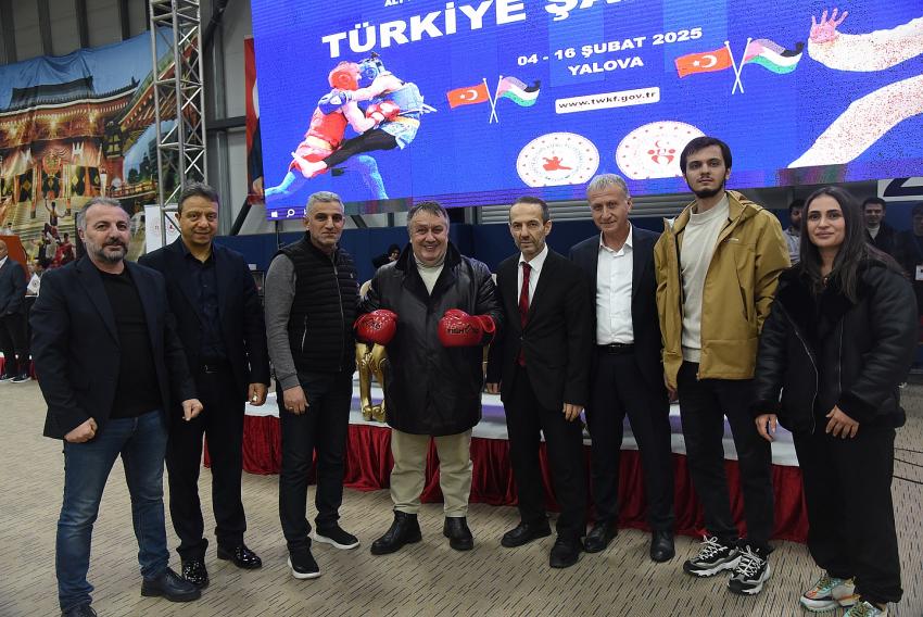 TÜRÜT YALOVA’DA ELDİVEN GİYİP POZ VERDİ