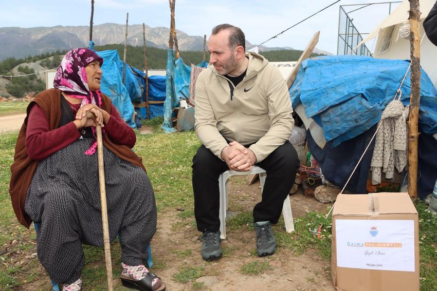 TUTUK DEPREMZEDELERE ERZAK PAKETİ DAĞITTI