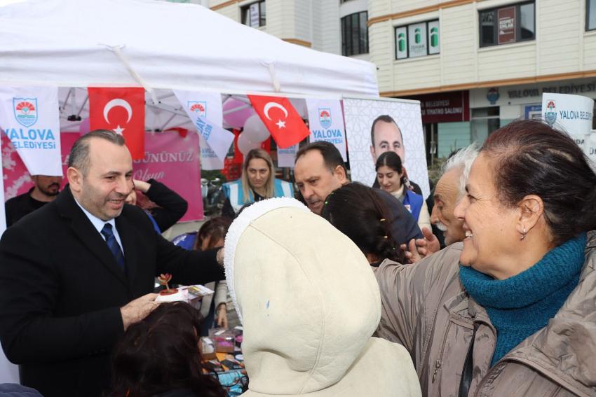 TUTUK KADINLARA KAHVE VE ÇİÇEK SUNDU