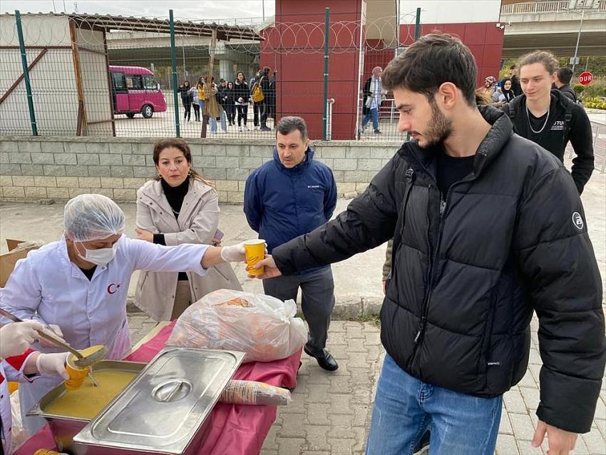 ÜNİVERSİTE ÖĞRENCİLERİNE SICAK ÇORBA İKRAMI