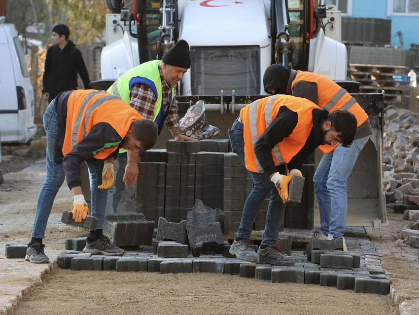 YALOVA BELEDİYESİ 15 BİN 650 METRE KARE PARKE TAŞ YOL YAPIMI GERÇEKLEŞTİRDİ