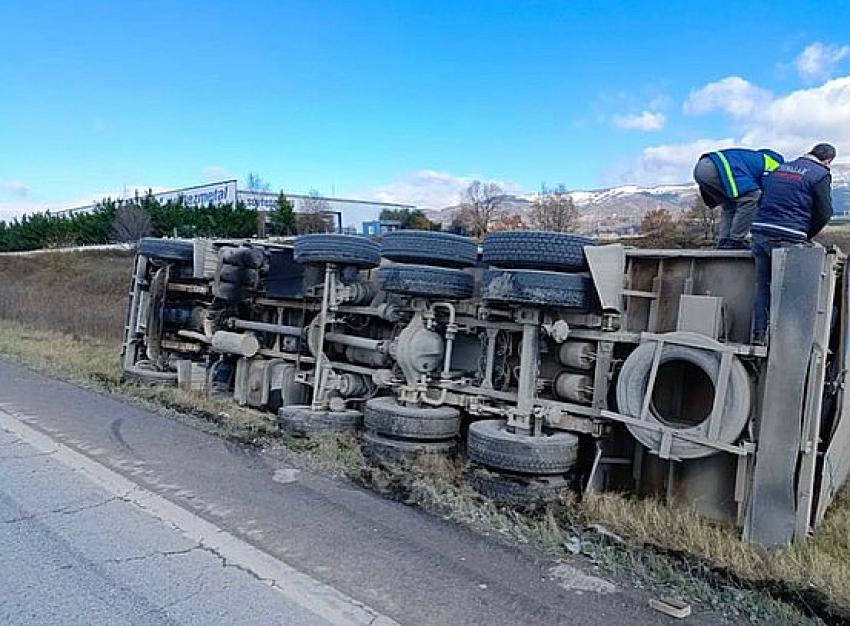 YALOVA’DA DEMİR YÜKLÜ KAMYON DEVRİLDİ